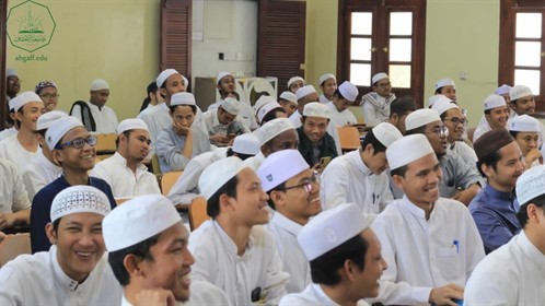 رئيس جامعة دار السلام بإندونيسيا يزور كلية الشريعة والقانون جامعة الأحقاف ويلقي محاضرة عامة للطلاب