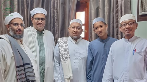 عميد كلية الشريعة والقانون يلتقي مدير مكتب جامعة الأحقاف بدولة إندونيسيا