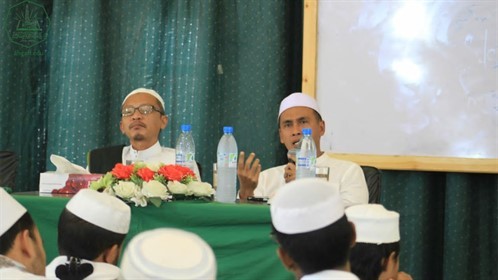 رئيس جامعة دار السلام بإندونيسيا يزور كلية الشريعة والقانون جامعة الأحقاف ويلقي محاضرة عامة للطلاب