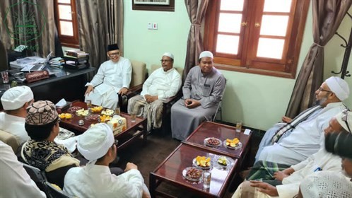 عميد كلية الشريعة والقانون بجامعة الاحقاف يلتقي بنائب رئيس هيئة الرقابة المالية بإندونيسيا