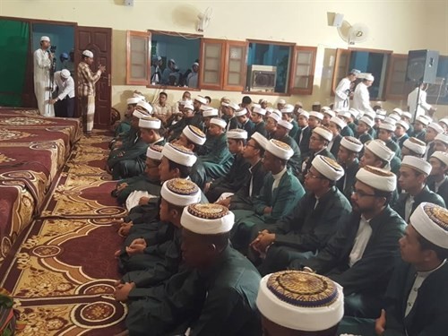 كلية الشريعة والقانون بجامعة الأحقاف تحتفي بتخريج ١٢٧ طالبا من طلابها بقسمي الشريعة والشريعة والقانون