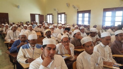 محاضرة عامة للطلاب بالقاعة الكبرى