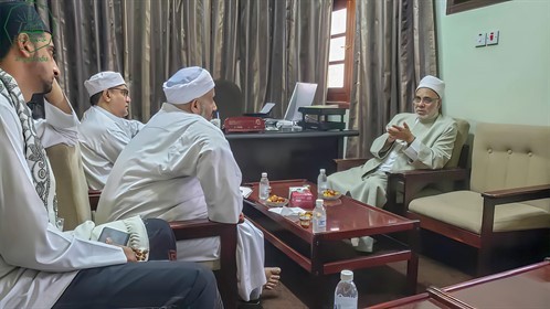 عميد كلية الشريعة والقانون بجامعة الأحقاف يستقبل الأستاذ الدكتور جمال فاروق العميد السابق لكلية الدعوة الإسلامية بالأزهر الشريف