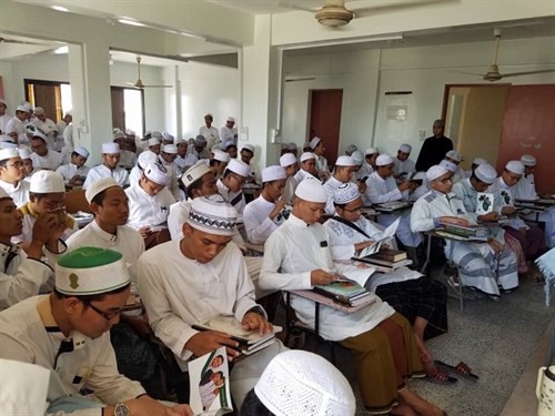 كلية الشريعة والقانون بالمكلا ترحب بطلاب المستوى الأول للعام الجامعي