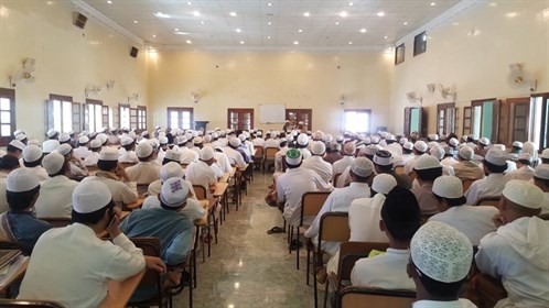 محاضرة عامة للطلاب بالقاعة الكبرى