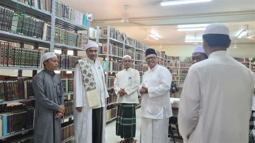 عميد كلية الشريعة والقانون بجامعة الاحقاف يلتقي بنائب رئيس هيئة الرقابة المالية بإندونيسيا