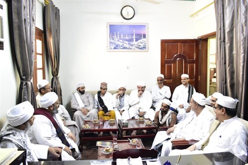 كلية الشريعة والقانون جامعة الأحقاف تستقبل مفتي الشافعية بمكة المكرمة الحبيب العلامة عمر بن حامد الجيلاني     # الأربعاء ٢٤ /٢ / ٢٠٢١م  # قسم الإعلام / متابعات     زار فضيلة العلامة الحبيب عمر بن حامد الجيلاني مفتي الشافعية بمكة المكرمة هذا اليوم الأربعاء كلية الشريعة والقانون بجامعة الأحقاف حيث كان في استقباله عميد الكلية الدكتور عبدالله عوض بن سميط والشيخ محمد علي الخطيب أستاذ الفقه الشافعي فيها والبروفيسور محمد بن عبدالقادر العيدروس أستاذ النحو ورؤساء الأقسام وعدد من الأساتذة.     وقد عقدت بمكتب عميد الكلية جلسة رحب فيها العميد بالحبيب عمر الجيلاني شاكرا له هذه الزيارة ومرحبا به بين أبناءه الطلاب، وقدم له نبذة مختصرة عن أقسام الكلية وتخصصاتها.     وقد عبر الحبيب عمر عن سعادته البالغة بزيارة هذا الصرح العلمي مثنياً على جهود القائمين عليه داعياً لهم بالتوفيق واستمرار النفع والإفادة للعباد والبلاد.