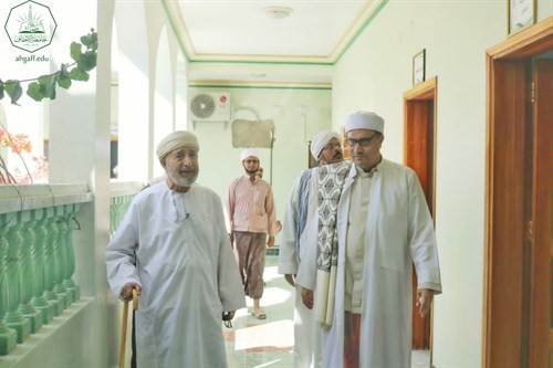 عميد كلية الشريعة والقانون جامعة الأحقاف يلتقي السيد محمد عمر عيديد بازرعة الشخصية العمانية المعروفة.