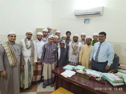 نزول ميداني لطلاب المستوى الثالث قسم الشريعة والقانون بجامعة الأحقاف برفقة أساتذتهم إلى نيابة استئناف سيؤون ونيابة مديرية سيؤون الابتدائية.