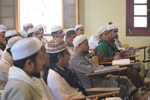 مكتب الصحة والسكان يقيم محاضرة توعوية بكلية الشريعة والقانون حول مرض نقص المناعة المكتسب ضمن حملة التوعية بمرض الايدز في الكليات والمعاهد المختلفة