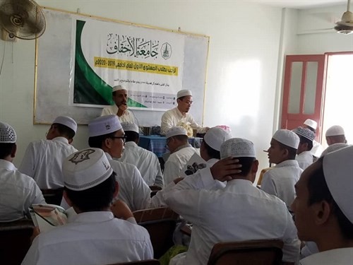 كلية الشريعة والقانون بالمكلا ترحب بطلاب المستوى الأول للعام الجامعي