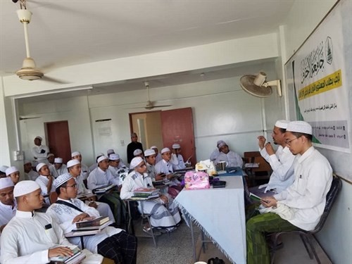 كلية الشريعة والقانون بالمكلا ترحب بطلاب المستوى الأول للعام الجامعي