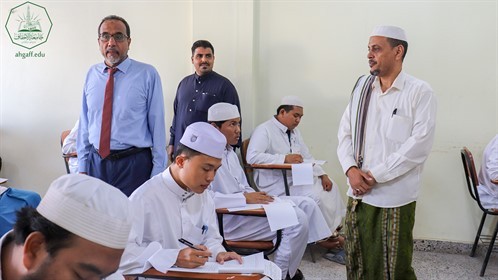 جامعة الأحقاف تدشن الإمتحانات الفصليه لطلاب المستوى الأول المجموعة الثانيه بكلية الشريعة و القانون
