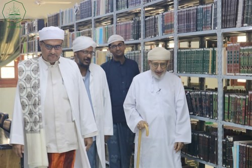 عميد كلية الشريعة والقانون جامعة الأحقاف يلتقي السيد محمد عمر عيديد بازرعة الشخصية العمانية المعروفة.