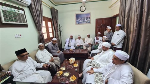 عميد كلية الشريعة والقانون بجامعة الاحقاف يلتقي بنائب رئيس هيئة الرقابة المالية بإندونيسيا