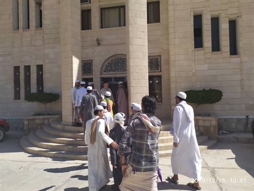 نزول ميداني لطلاب المستوى الثالث قسم الشريعة والقانون بجامعة الأحقاف برفقة أساتذتهم إلى نيابة استئناف سيؤون ونيابة مديرية سيؤون الابتدائية.