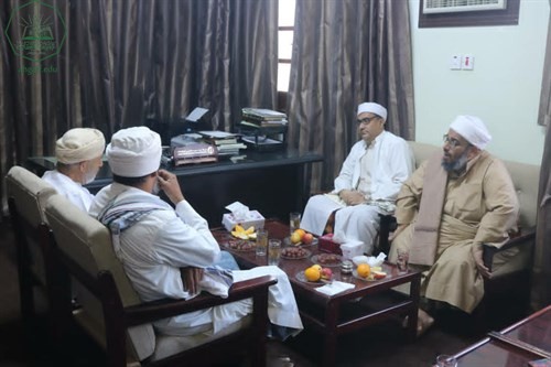 عميد كلية الشريعة والقانون جامعة الأحقاف يلتقي السيد محمد عمر عيديد بازرعة الشخصية العمانية المعروفة.