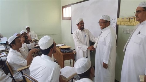 عميد كلية الشريعة والقانون يلتقي مدير مكتب جامعة الأحقاف بدولة إندونيسي