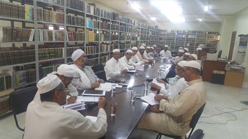 منتدى البحث العلمي بكلية الشريعة والقانون بجامعة الأحقاف يعقد جلسة بحثية حول دلالة كلمة ( لامس) اللغوية.