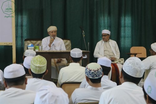 عميد كلية الشريعة والقانون جامعة الأحقاف يلتقي السيد محمد عمر عيديد بازرعة الشخصية العمانية المعروفة.