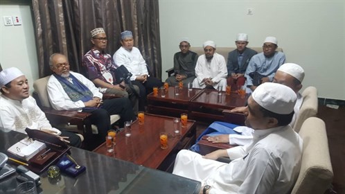 عميد كلية الشريعة والقانون بجامعة الاحقاف يلتقي القنصل الاندنوسي بسلطنة عمان