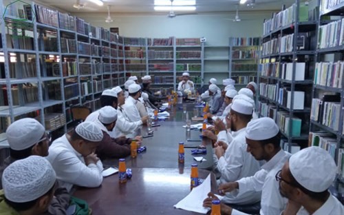 عميد كلية الشريعة والقانون يعقد اجتماعا بالهيئة التدريسية بالكلية