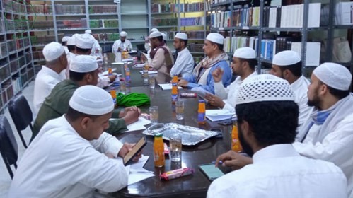 منتدى البحث العلمي بكلية الشريعة والقانون بجامعة الأحقاف يعقد جلسة بحثية بعنوان ( رواية الحديث بالمعنى وأثرها في الخلاف الفقهي).