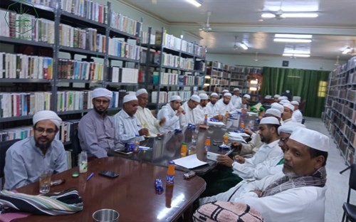 عميد كلية الشريعة والقانون يعقد اجتماعا بالهيئة التدريسية بالكلية