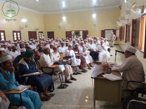 عميد كلية الشريعة والقانون ومدير التسجيل بها يتلقيان بالمستوى الاول والثاني بالكلية..