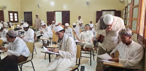 بدء الامتحانات النهائية بكلية الشريعة والقانون جامعة الأحقاف .