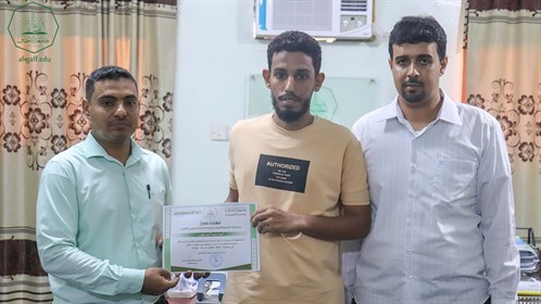 كلية الإدارة والاقتصاد بجامعة الأحقاف تكرم أوائل الطلاب والمبرزين بأنشطة الكلية