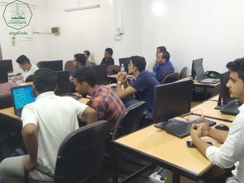 وحدة اللغة الإنجليزية بجامعة الأحقاف تقيم التقييم الشفهي الأول لطلاب كلية هندسة وعلوم الحاسوب