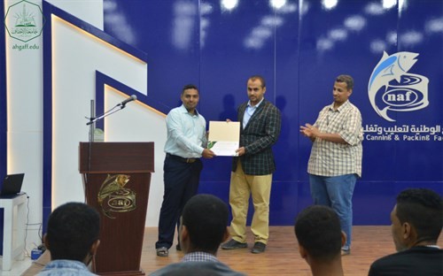 ادارة وطلاب كلية الادارة والاقتصاد في زيارة لمصنع الوطنية لتعليب الأسماك بالشحر