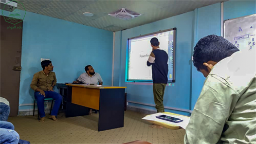 كلية الادارة والاقتصاد بجامعة الاحقاف تقيم مناقشة خطة البحث لمشاريع التخرج