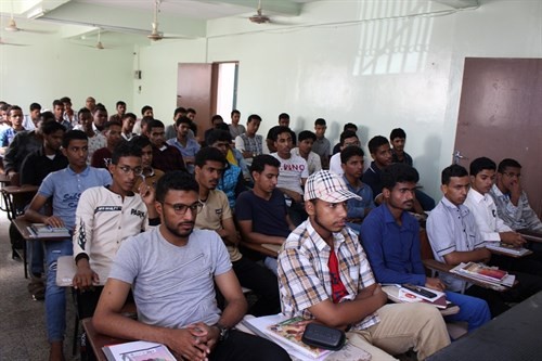 رئاسة الجامعة ترحب بطلاب المستوى الأول في كلية هندسة وعلوم الحاسوب