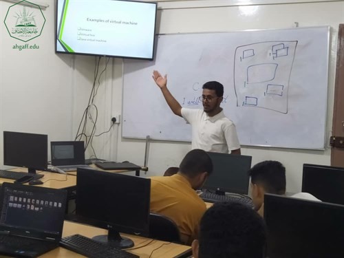 وحدة اللغة الإنجليزية بجامعة الأحقاف تقيم التقييم الشفهي الأول لطلاب كلية هندسة وعلوم الحاسوب