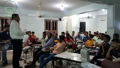 كلية الادارة والاقتصاد بجامعة الاحقاف تقيم نشاط العروض الاعلانية لمادة التسويق