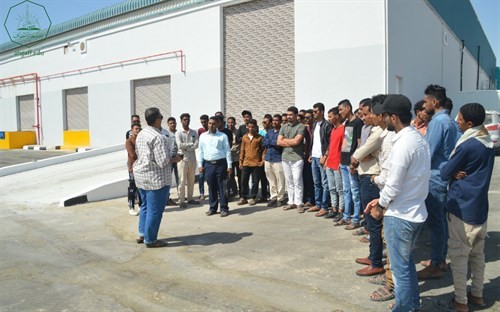 ادارة وطلاب كلية الادارة والاقتصاد في زيارة لمصنع الوطنية لتعليب الأسماك بالشحر