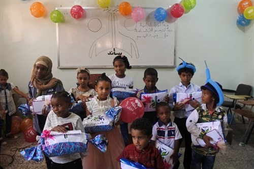 كلية البنات تشارك الأيتام فرحتهم بيوم اليتيم العربي