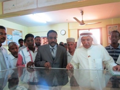 وفد من الجمعية الكويتية يزور الجامعة ويفتتح مختبرا للحاسوب