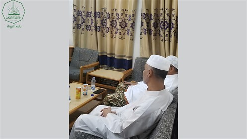 مدير مكتب جامعة الأحقاف بدولة إندونيسيا في زيارة لكلية البنات