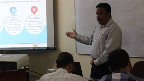 سيمينار بعنوان مبادئ في التطبيقات الذكية والتجارة الإلكترونية بجامعة الأحقاف