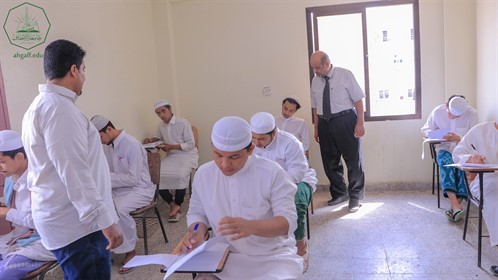 جامعة الأحقاف تدشّن الامتحانات النهائية للفصل الدراسي الثاني بكلية الشريعة والقانون بالمكلا