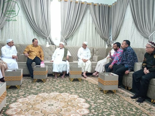 رئيس جامعة الأحقاف يلتقي بالسفير الاندونيسي لعمان واليمن محمد إرزان جوحان