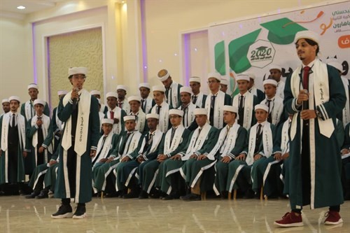 تحت شعار خريجوا اليوم قادة الغد جامعة الاحقاف تحتفل بتخريج 98 خريجا وخريجة من مختلف تخصصات الجامعة.