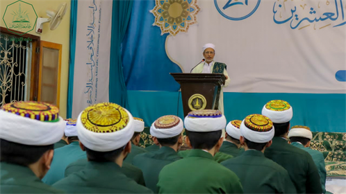 بحضور رئيس الجامعة كلية الشريعة والقانون بجامعة الأحقاف تحتفل بتخريج