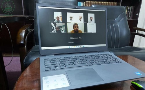 رئيس وحدة شؤون الخريجين بجامعة الاحقاف يعقد جلسة تواصل مع فريق همة مادورا باندونيسيا