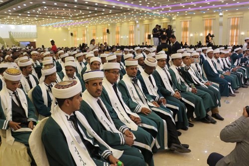 تحت شعار خريجوا اليوم قادة الغد جامعة الاحقاف تحتفل بتخريج 98 خريجا وخريجة من مختلف تخصصات الجامعة.