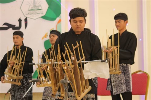 تحت شعار خريجوا اليوم قادة الغد جامعة الاحقاف تحتفل بتخريج 98 خريجا وخريجة من مختلف تخصصات الجامعة.