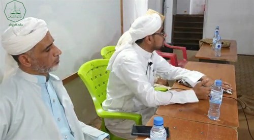 مدير مكتب شؤون الوافدين ورئيس وحدة شؤون الخريجين بجامعة الأحقاف يعقدون لقاء بخريجي الجامعة